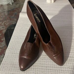 Fence Mode Size 6.5 this shoes run bigger Brown Leather Pump , super elegant